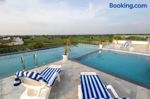 Maniratnam Hotel And Resort - Image 3