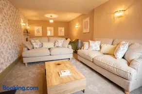 The Maze Garden Cottage by Mint Stays - Image 3