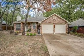 Spacious Brick House 3BR 2BA A+ - Image 5