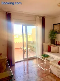 ÁTICO DELUXE entre CENTRO y PLAYA Salinas con TERRAZA, WIFI, PISCINA climatizada, GYM, SAUNA y GARAJE -Smart TV - Image 1