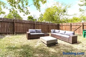 Stylish 3-Bedroom Austin Home in a Seriously Convenient Location - Image 2