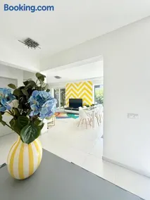 Luxury Garden House I In The Center - Image 2