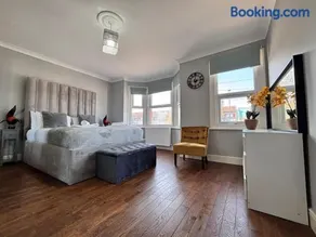 Spacious 4BR House Free Parking Prime Location - Image 5