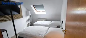 Zwei komfortable Zweibettzimmer mit Gemeinschaftsbad & Gemeinschaftsküche - Image 5