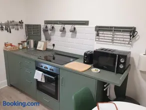 Modern Two-Bedroom Apartment Near River with Free Parking & WiFi - Image 1