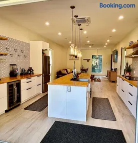 West Coast Modern Villa with Pool - Image 4