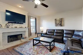 Charming family friendly home, enclosed backyard & 20 miles from San Antonio - Image 2