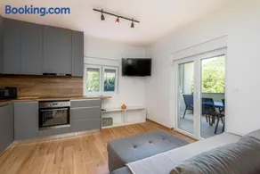 Peninsula Apartments - Image 1