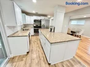 Newly Renovated Home w Garage Near Old Town - Image 3