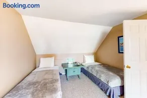 Dog-friendly, bayfront home w/rocky beach, full kitchen, washer/dryer & firepit - Image 1
