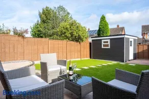 6 Bedroom, 2 Bathroom Modern, Spacious Home - Image 4