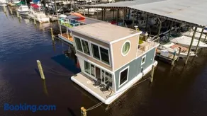 New Floating Luxury: Unique Houseboat Retreat - Image 2