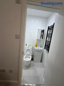 One Bedroom Apartment - Near Wembley - Image 3