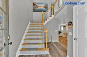 The Seabreeze Haven- Luxury 3BR Coastal Retreat - Near Beach & Free Parking - Image 3