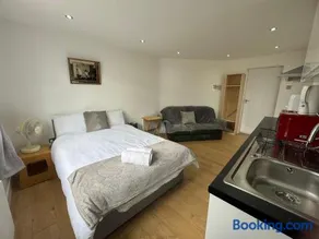 London Heathrow Ashford Escape Flat 1 - Image 5