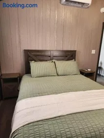 Prairieview Cabin - with Hot Tub - Image 3
