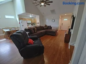 Work Group and Family Friendly! 3 Bedroom House with screened in porch - Image 1