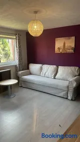 Chic 2 Bed Apartment with Free Parking- Recently Redecorated, 10 Minutes to City Centre - Image 3