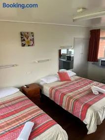 Crown Hotel Motel - Image 4