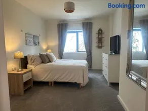 House Sleeps 6 with Parking - Image 2