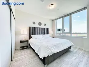 The Panorama Penthouse - 180 Views and Free Parking by Instant Suites - Image 4