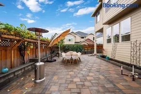 Luxury Home, 5BR, 4BT, Near Portland DT, Game Room, Nature Trails - Image 4
