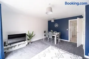Entire comfy 3 bed house with free driveway parking x2 Gloucester - Image 2