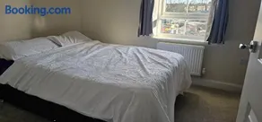 Private room in a 2-bedroom house - Image 4