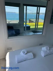 Bovisand Beach Area Chalet, 2-Bed Sea View with Gated Parking & BBQ - Image 5