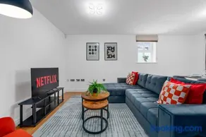 2 Bed Altrincham Flat Free Parking - Image 3