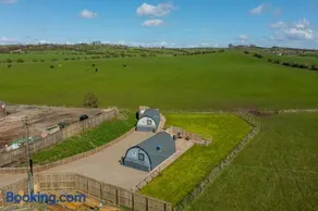 The Stag Pod Farm Stay with Hot Tub Sleeps 2 - Image 1