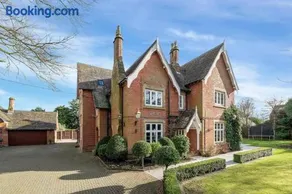 Luxury Detached House in Large Private Grounds, with Outdoor Jacuzzi and Sauna - Image 5