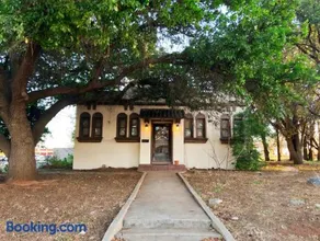 House with private park in central location - Image 1