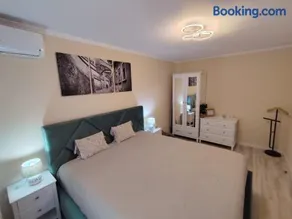L&R Favorit Apartment - Image 1