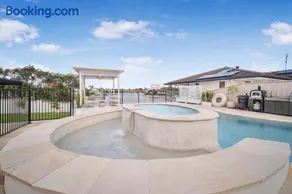 Lux 5Brs Waterfront Villa, near Surf Paradise, Heated Spa - Image 2