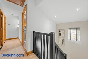 Modern 2-BR Sleeps 4 Near Edinburgh Parking - Image 3