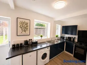 Modern 2 Bedroom Home in Liverpool With Free Parking - Image 2