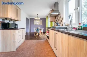 Dwellers Delight Living Ltd Serviced Accommodation, Chigwell, London 3 bedroom House, Upto 7 Guests, Free Wifi & Parking - Image 3