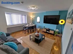 3-Bedroom Leeds Beach Home - 8 minutes to City Centre, Free Private Parking for 2 Cars, 70" Smart TV, Projectors in Bedrooms, Free WiFi - Ideal for Family and Contractors - Image 3