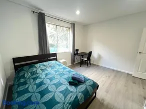 Spacious Queen Room - Train Station - NG5 - Image 1