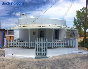 Traditional House by the Sea - Image 4