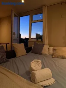 Stylish 1BR Flat Near Canary Wharf, free parking - Image 3