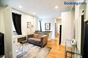 NEWLY RENOVATED HEART OF LOWER EAST SIDE 2BR 1BA, 5 MIN WALK TO SOHO, 1 BLOCK TO WHOLE FOODS, WASHER DRYER! - Image 3