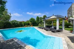 Private Luxury Villa with Pool - Image 2