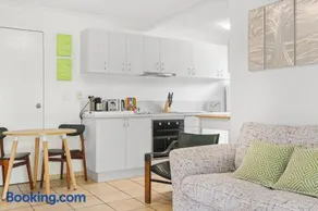 Modern 1-Bed Retreat with Patio & Shed Access - Image 3