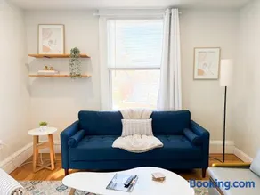 Jennifer's Cozy Apt Near Brown w In Unit Laundry - Image 2