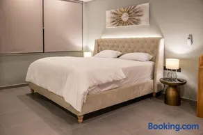 Smaragdi Luxury Jacuzzi Apartment Noho Premium Living - Image 4