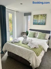 Luxury Studio With Hot Tub - Image 2