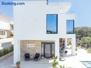 Bay Diamond Villa with heated pool and sauna - Image 2