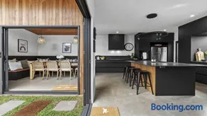 Beautifully Renovated Period Property Walking Distance To Cbd - Image 1